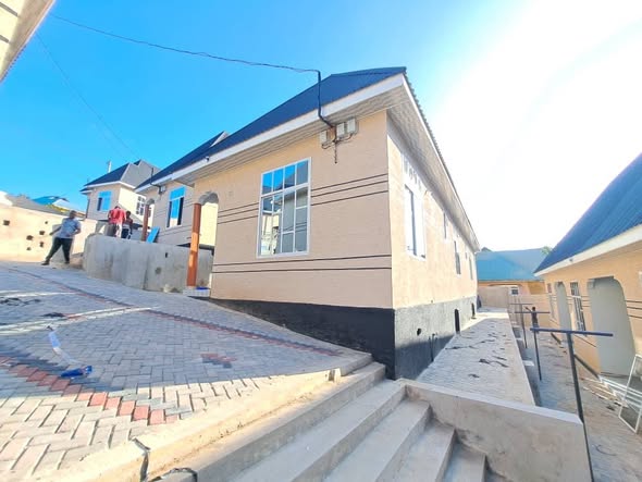 APARTMENT MPYAA! ZINAPANGISHWA ZIPO 3 NDANI YA FENCE MOJA