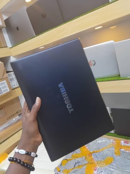 💼✨ TOSHIBA PORTEGE R835-P81