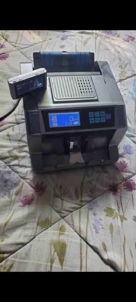 Machine ya Kuhesabu Hela Mpyaa Sana Vioo Viwili