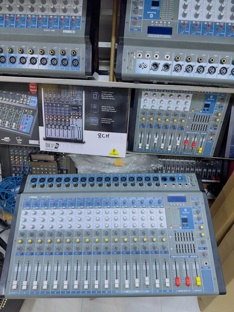 POWERED MIXER 16 Channel