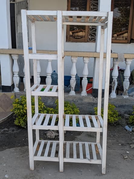 Kabati la Pallet Kali Sana