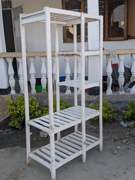 Kabati la Pallet Kali Sana