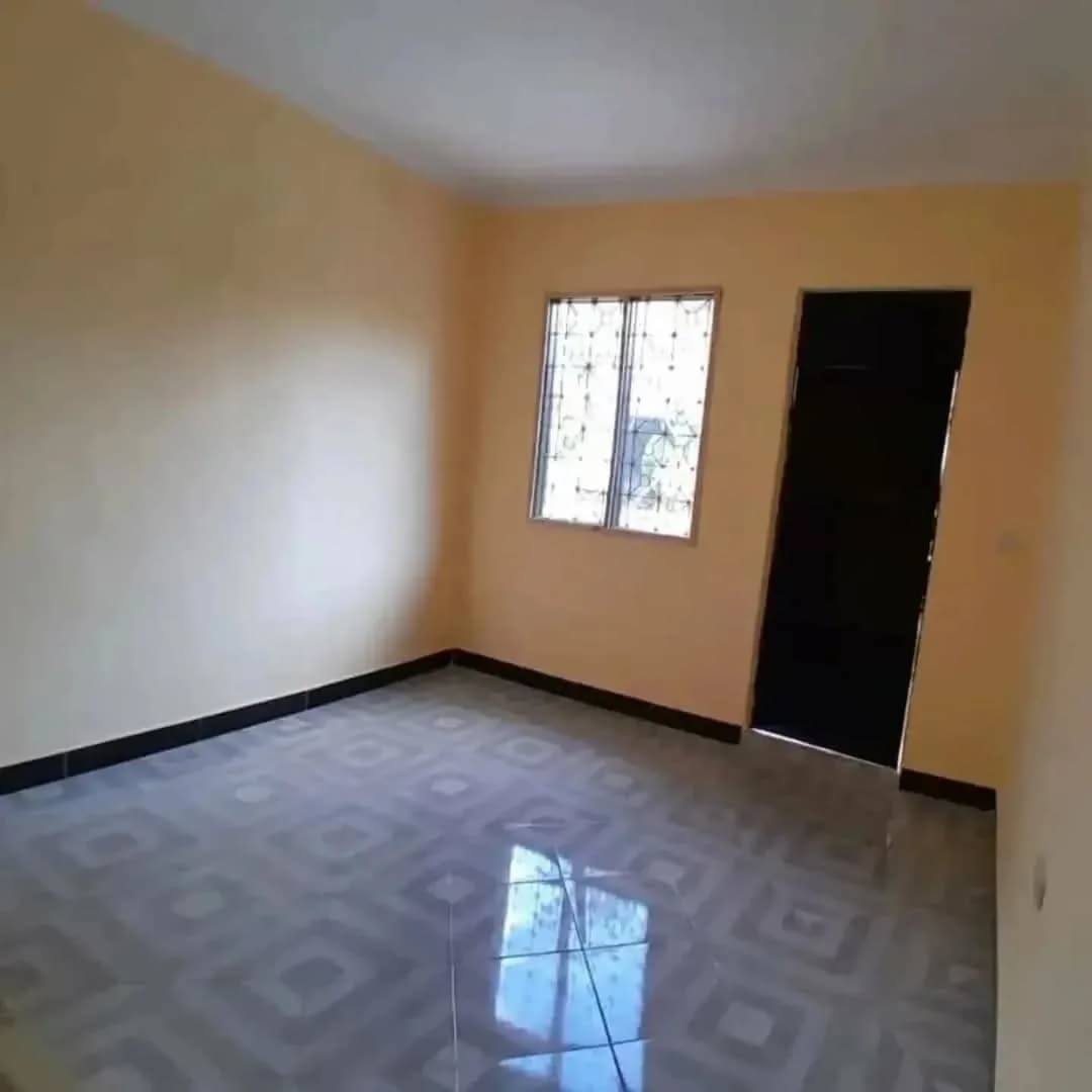 Chumba master kubwa sana na jiko lake.