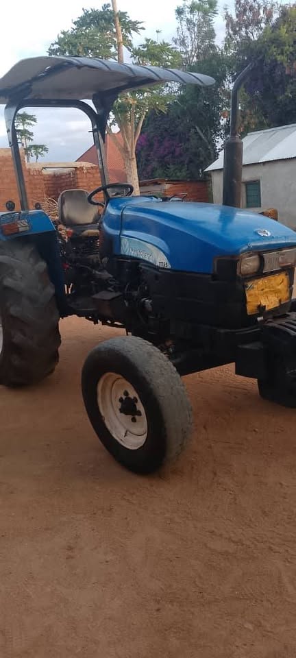 TREKTA NEW HOLLAND TT 55 NA JEMBE LAKE INAUZWA