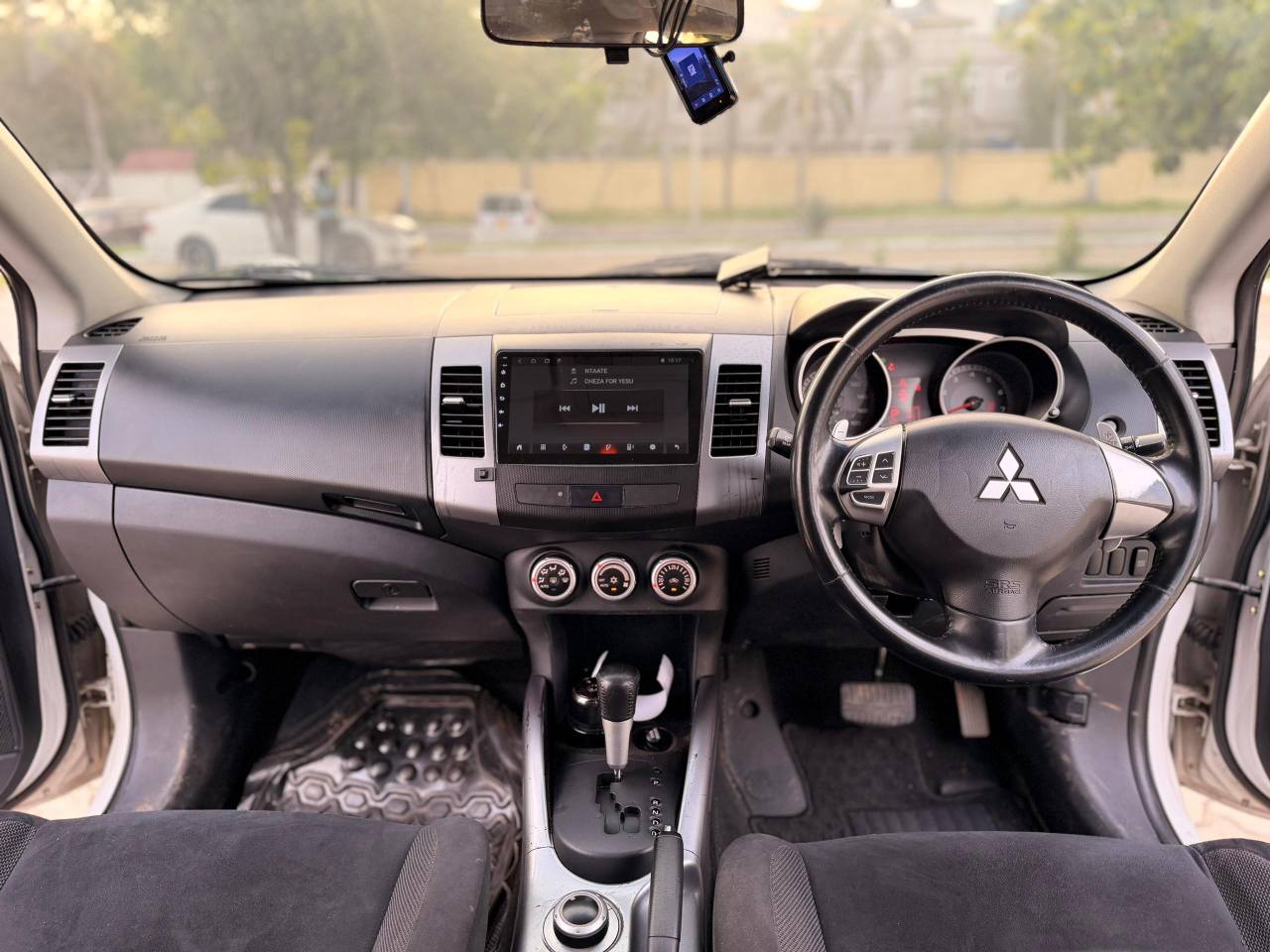 MITSUBISHI OUTLANDER