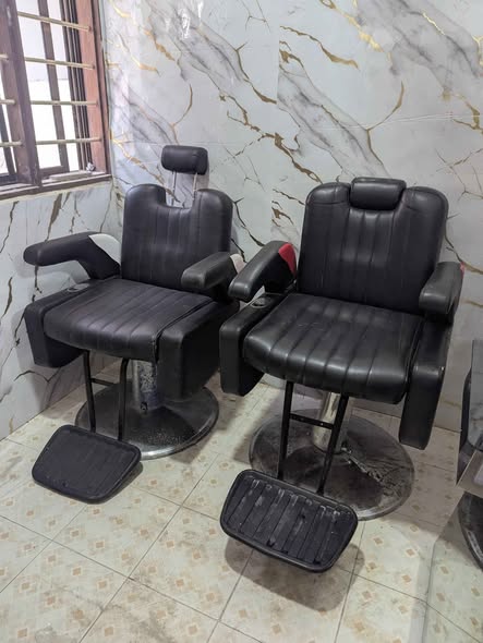 Artist Hand Reclining Barber Chair.