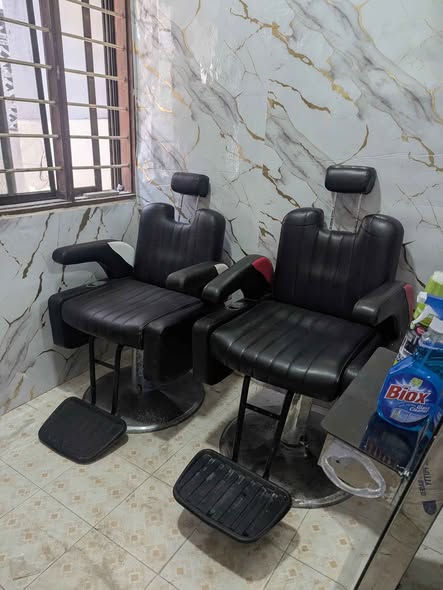 Artist Hand Reclining Barber Chair.