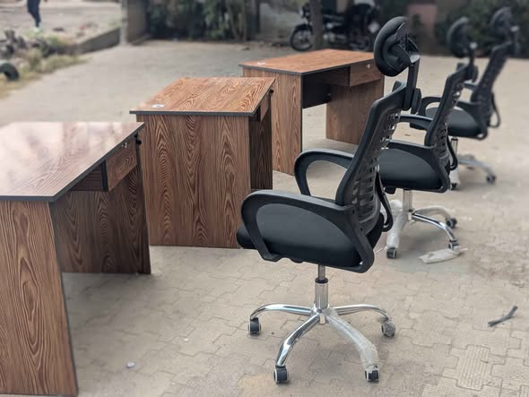 Office Table and Chair. Excellent Condition