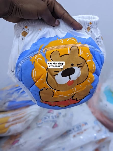 Chupi za Mkojo. Mtoto Anavaa Bila Nepi