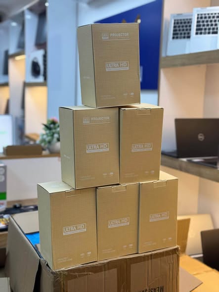 4K PORTABLE PROJECTOR