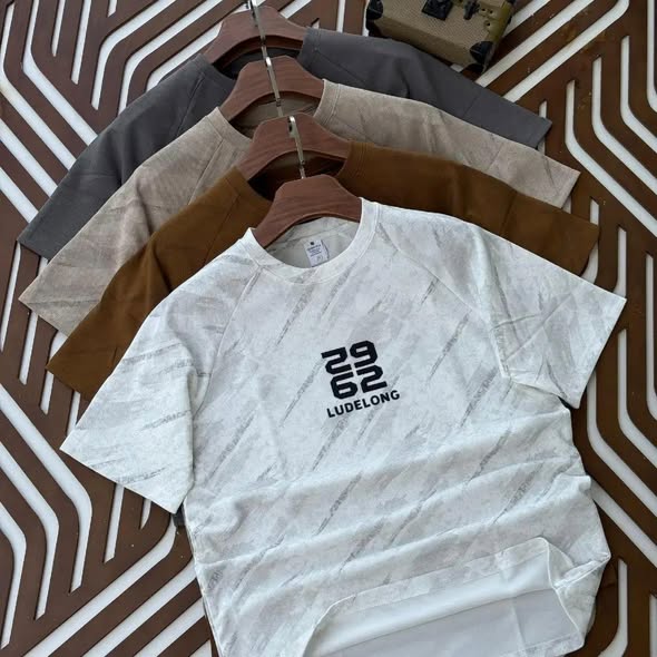 Round T-shirts Nzuri Sana