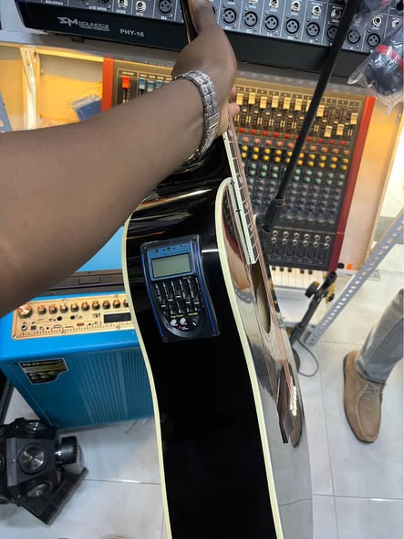 CLASSIC ACOUSTIC GUITARS