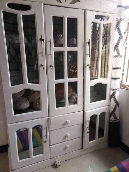 Kabati la Vyombo Mbao Liko Safi