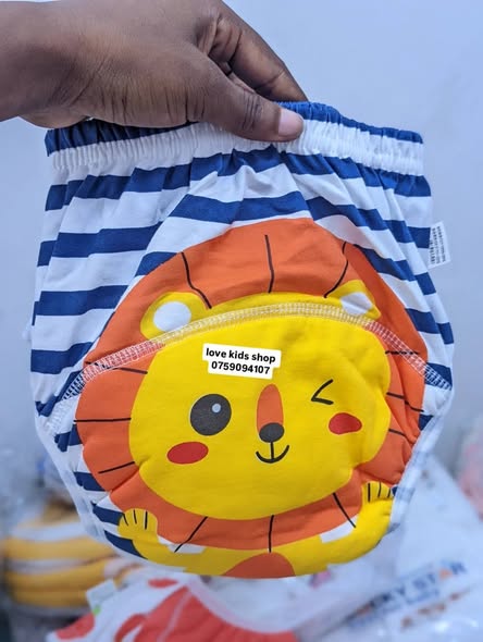 Chupi za Mkojo. Mtoto Anavaa Bila Nepi