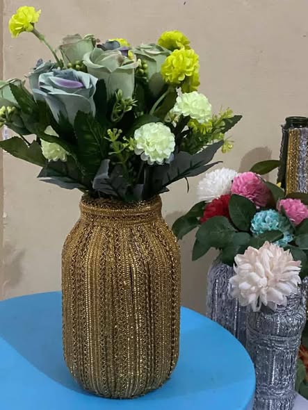 Maua na Vase Yake. Karibuni Wapendwa