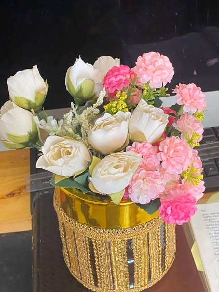 Maua na Vase Yake. Karibuni Wapendwa