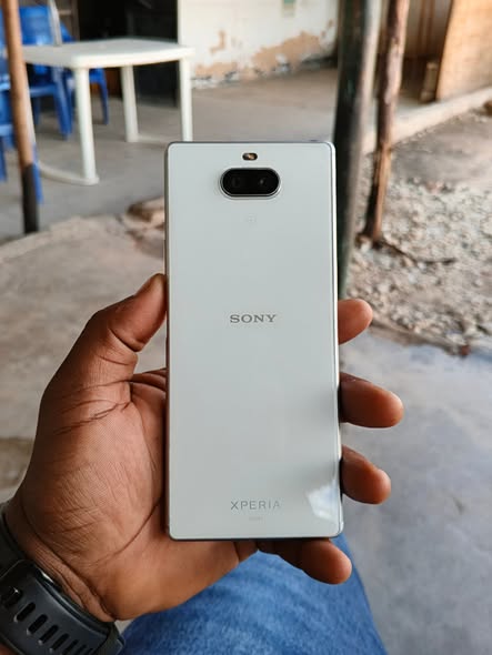 SONY XPERIA 8