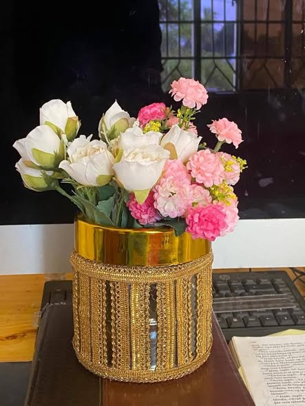 Maua na Vase Yake. Karibuni Wapendwa