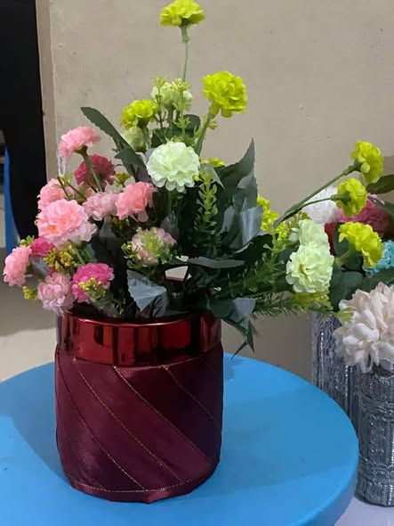 Maua na Vase Yake. Karibuni Wapendwa