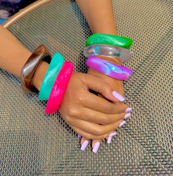 Bangili Zisizochuja. Nzuri Sana