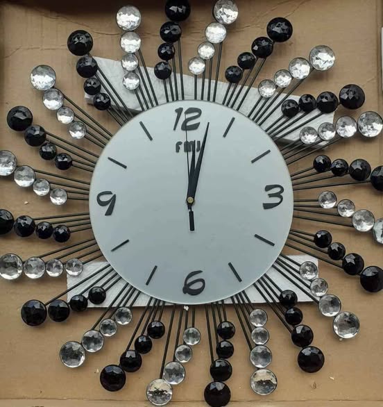 Saa za Ukutani Design Tofauti Zipoo!