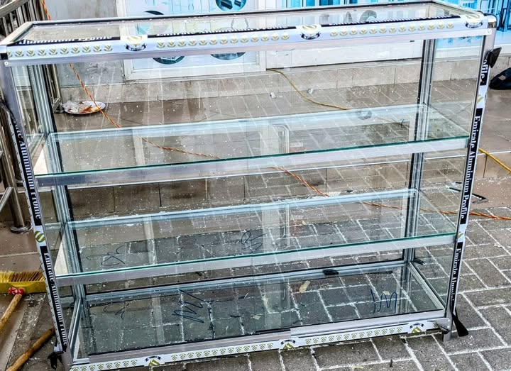 Cabinet ya Glass & Aluminium