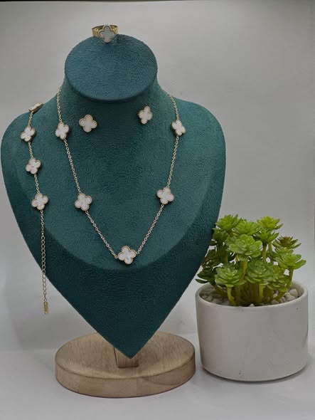 Clover Set Nzuri Available in Different Colour