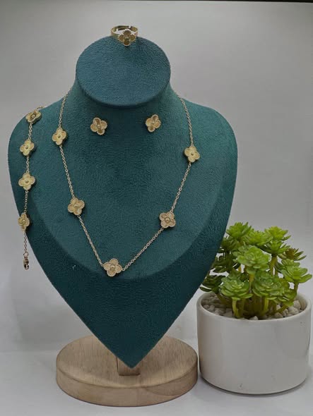 Clover Set Nzuri Available in Different Colour