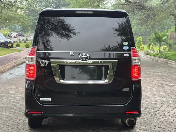 TOYOTA NOAH NEW Si MODEL
