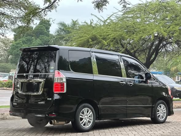 TOYOTA NOAH NEW Si MODEL