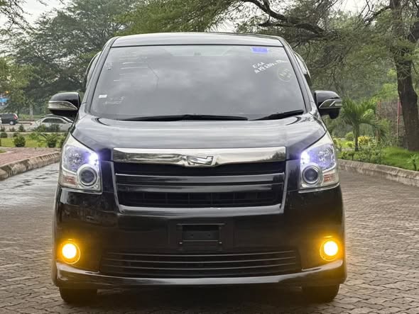 TOYOTA NOAH NEW Si MODEL