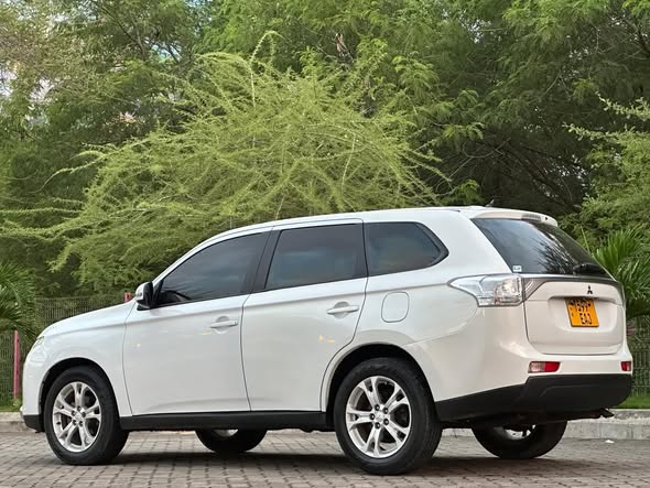 MISTUBISHI OUTLANDER NEW MODEL
