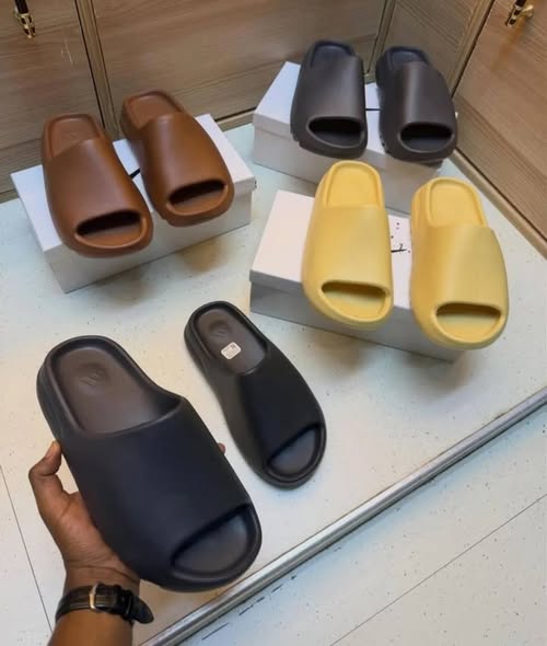 YEEZY SLIDE