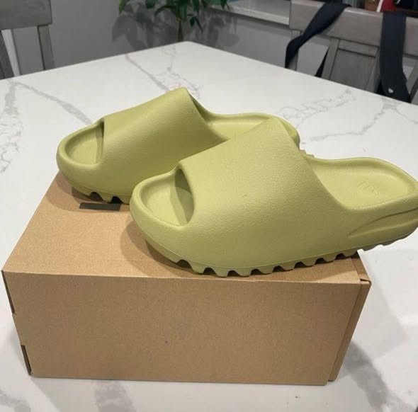 YEEZY SLIDE