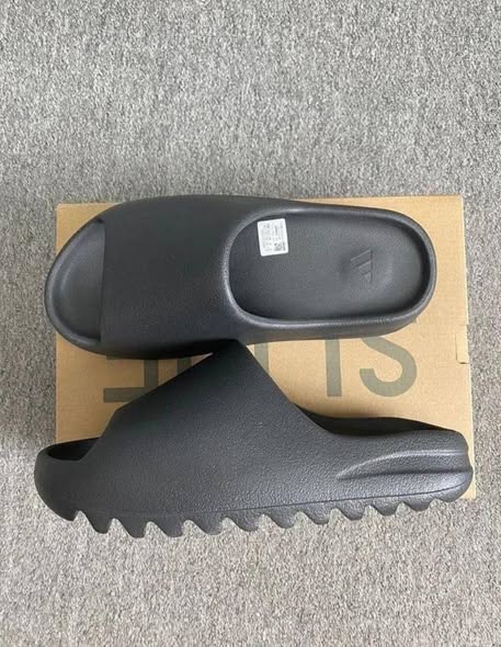 YEEZY SLIDE