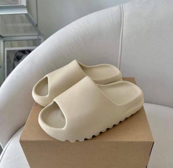YEEZY SLIDE