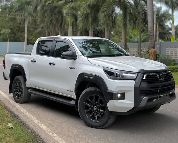 TOYOTA HILUX Pickup Double Cabin