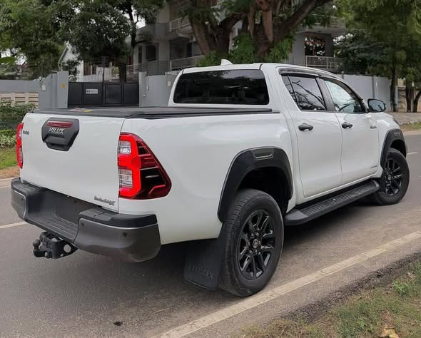TOYOTA HILUX Pickup Double Cabin