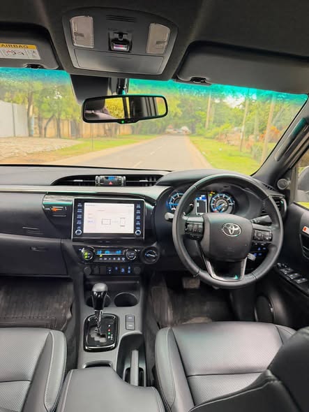 TOYOTA HILUX Pickup Double Cabin