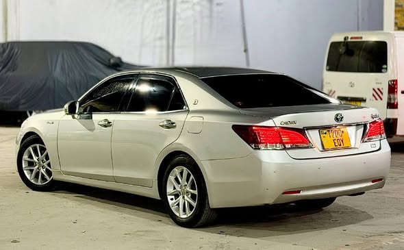 TOYOTA CROWN HYBRID 2015
