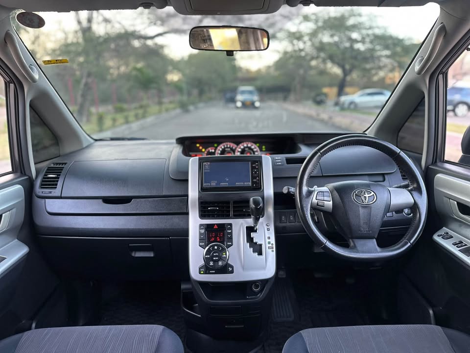 TOYOTA NOAH NEW MODEL