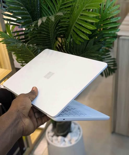 MICROSOFT SURFACE LAPTOPS SE